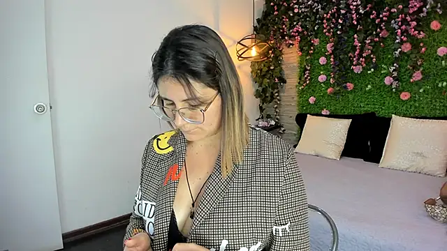 Snapshot of SarahDeyvis chatting on 11.21.25 SarahDeyvis online show from 11.21.25