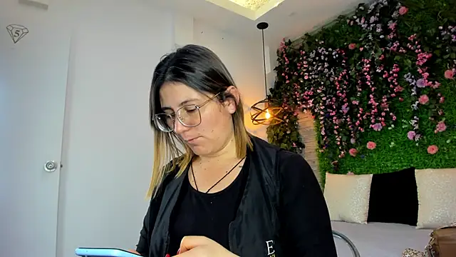 Snapshot of SarahDeyvis chatting on 11.25.25 SarahDeyvis online show from 11.25.25