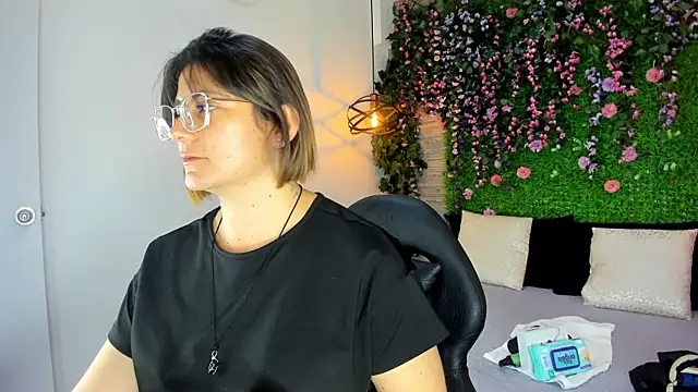 Snapshot of SarahDeyvis chatting on 11.27.25 SarahDeyvis online show from 11.27.25