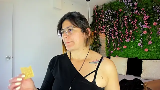 Snapshot of SarahDeyvis chatting on 11.28.25 SarahDeyvis online show from 11.28.25