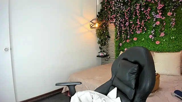 Snapshot of SarahDeyvis chatting on 12.02.25 SarahDeyvis online show from 12.02.25