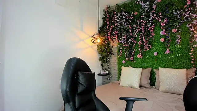 Snapshot of SarahDeyvis chatting on 12.15.25 SarahDeyvis online show from 12.15.25