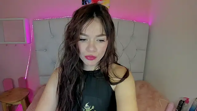 Snapshot of 18candys chatting on 02.19.25 18candys online show from 02.19.25