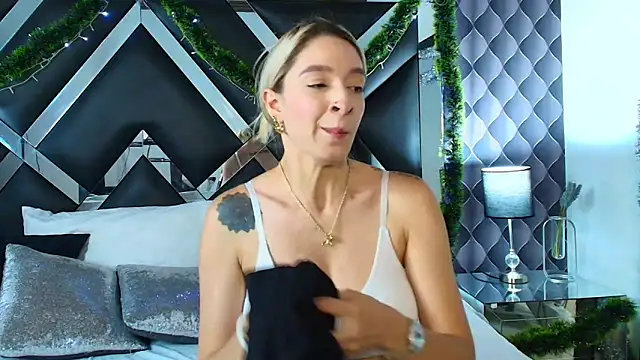 victoriaa lee  online show from 12.12.24