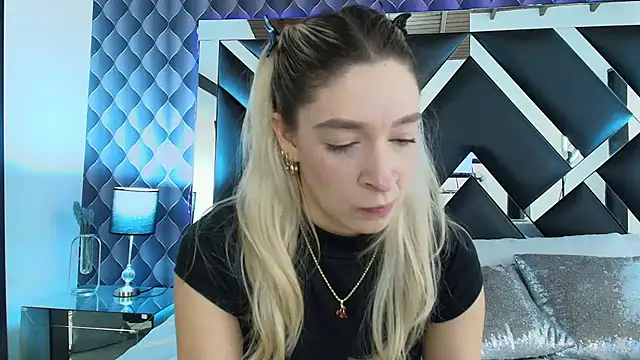 victoriaa lee  online show from 01.12.25