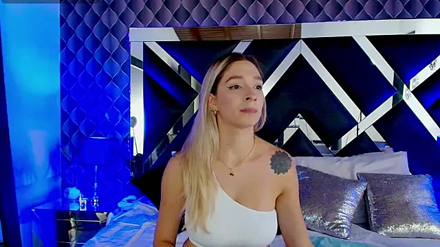 victoriaa lee  online show from 03.11.25