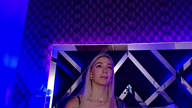 victoriaa lee  online show from 10.04.25