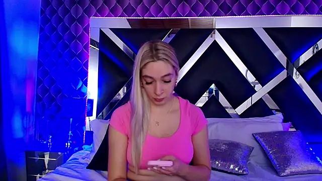 victoriaa lee  online show from 10.18.25