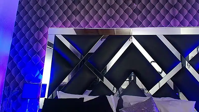 victoriaa lee  online show from 11.08.25