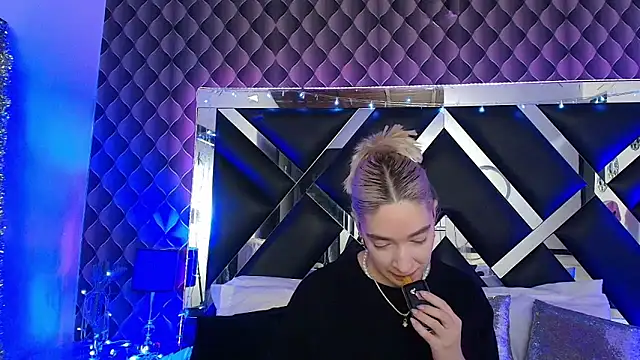 victoriaa lee  online show from 03.02.26