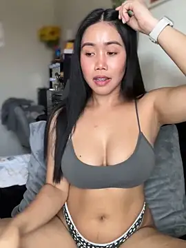 Snapshot of JazzieXo chatting on 02.17.25 JazzieXo online show from 02.17.25