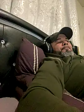 Snapshot of Cristian-Brayan chatting on 11.24.25 Cristian-Brayan online show from 11.24.25