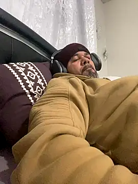 Snapshot of Cristian-Brayan chatting on 11.25.25 Cristian-Brayan online show from 11.25.25