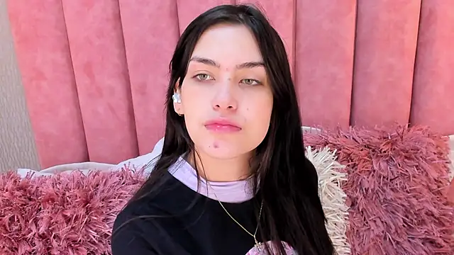 Snapshot of Alexa_Thaylor_ chatting on 10.10.25 Alexa Thaylor online show from 10.10.25