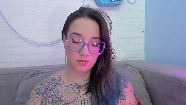 Snapshot of DEVA_BLUE_ chatting on 02.10.25 DEVA BLUE online show from 02.10.25