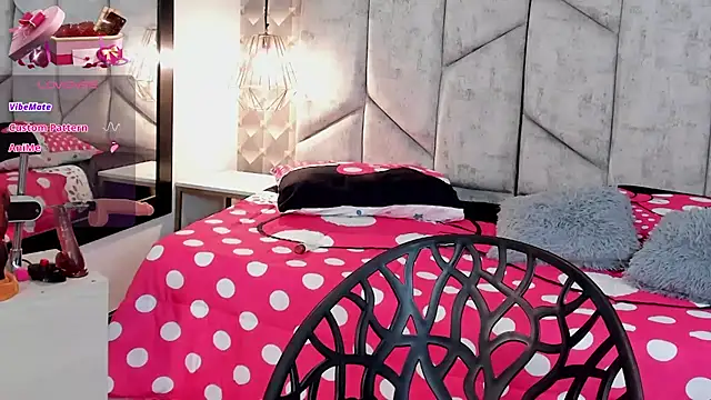 NiicolleMiller online show from 11.01.25