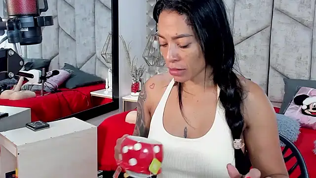 NiicolleMiller online show from 11.20.25