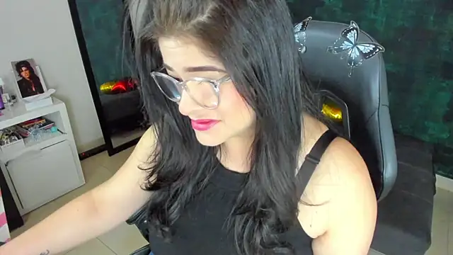 Snapshot of BellaFlaming chatting on 12.23.24 BellaFlaming online show from 12.23.24