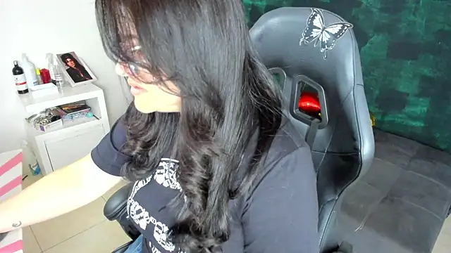 Snapshot of BellaFlaming chatting on 01.14.25 BellaFlaming online show from 01.14.25