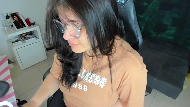 Snapshot of BellaFlaming chatting on 01.24.25 BellaFlaming online show from 01.24.25