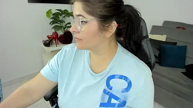 Snapshot of BellaFlaming chatting on 02.15.25 BellaFlaming online show from 02.15.25