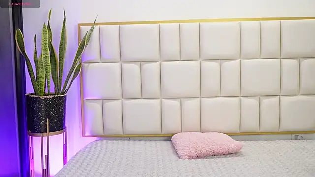 Anais aradia online show from 12.20.25