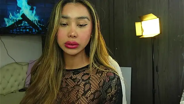 Snapshot of liah_v chatting on 04.23.26 liah v online show from 04.23.26