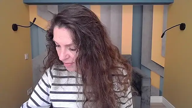 Snapshot of EllaLong chatting on 10.26.25 EllaLong online show from 10.26.25