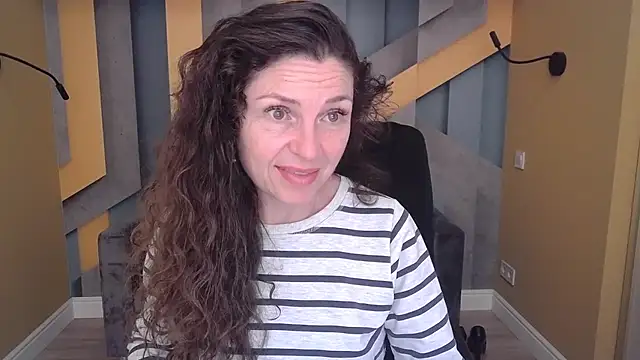 Snapshot of EllaLong chatting on 11.02.25 EllaLong online show from 11.02.25