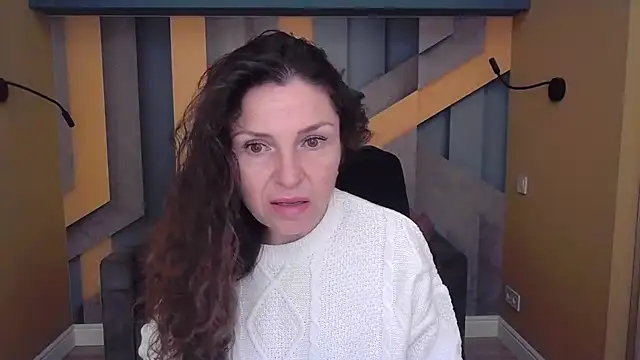 Snapshot of EllaLong chatting on 11.04.25 EllaLong online show from 11.04.25