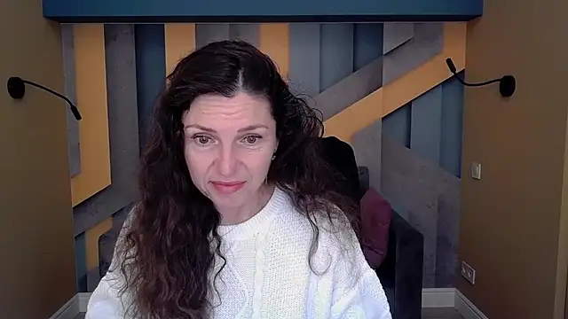 Snapshot of EllaLong chatting on 11.06.25 EllaLong online show from 11.06.25