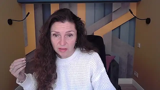 Snapshot of EllaLong chatting on 11.10.25 EllaLong online show from 11.10.25