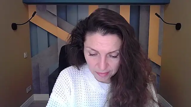 Snapshot of EllaLong chatting on 11.12.25 EllaLong online show from 11.12.25