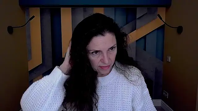 Snapshot of EllaLong chatting on 11.14.25 EllaLong online show from 11.14.25