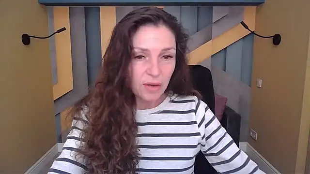 Snapshot of EllaLong chatting on 11.18.25 EllaLong online show from 11.18.25