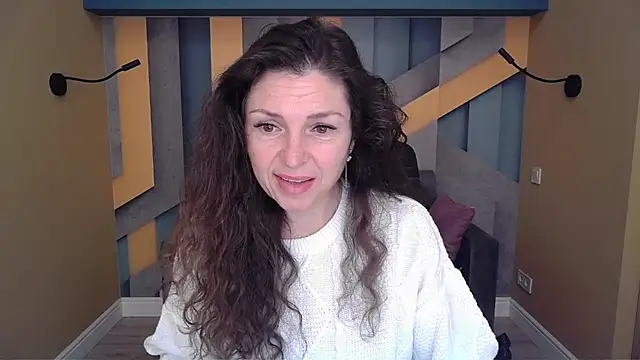 Snapshot of EllaLong chatting on 11.19.25 EllaLong online show from 11.19.25