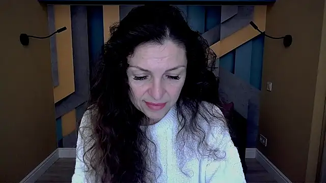 Snapshot of EllaLong chatting on 11.21.25 EllaLong online show from 11.21.25