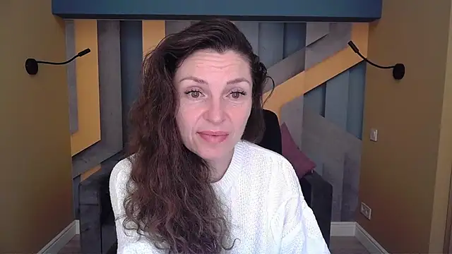 Snapshot of EllaLong chatting on 11.26.25 EllaLong online show from 11.26.25