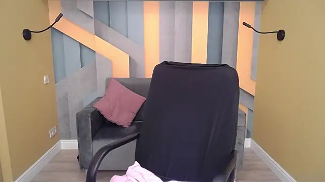 Snapshot of EllaLong chatting on 11.28.25 EllaLong online show from 11.28.25