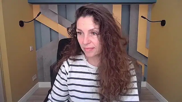 Snapshot of EllaLong chatting on 11.29.25 EllaLong online show from 11.29.25