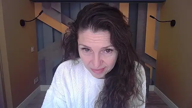 Snapshot of EllaLong chatting on 11.30.25 EllaLong online show from 11.30.25