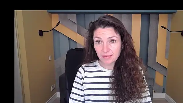 Snapshot of EllaLong chatting on 12.05.25 EllaLong online show from 12.05.25