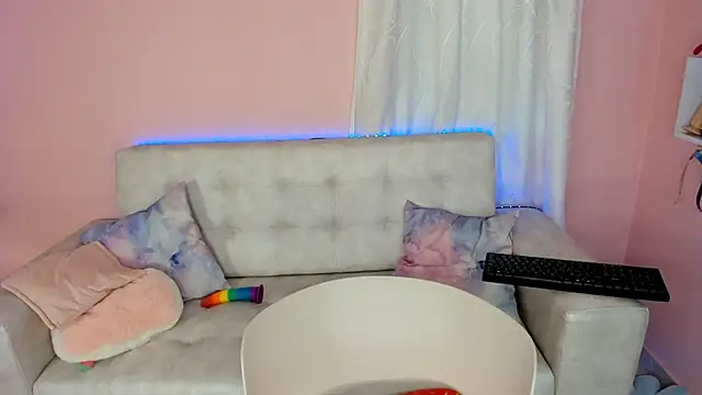 Snapshot of tinysara chatting on 12.06.24 tinysara online show from 12.06.24