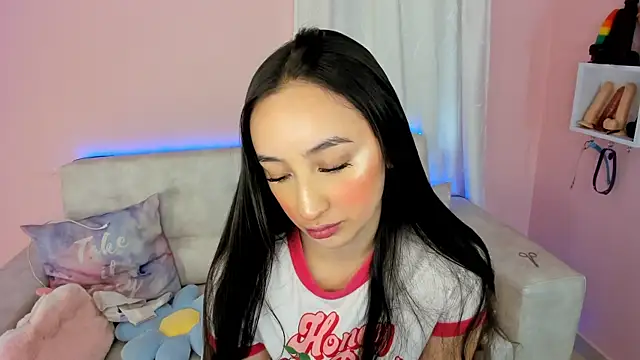 Snapshot of tinysara chatting on 12.19.24 tinysara online show from 12.19.24