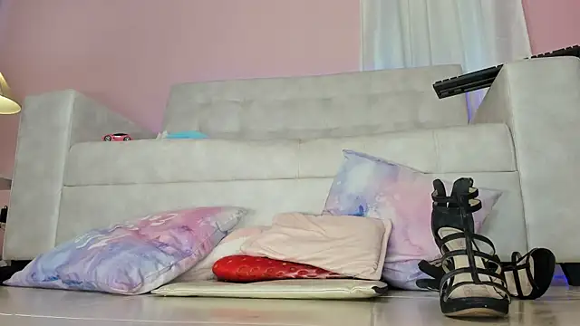 Snapshot of tinysara chatting on 01.18.25 tinysara online show from 01.18.25