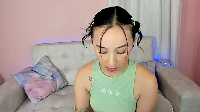 Snapshot of tinysara chatting on 02.06.25 tinysara online show from 02.06.25