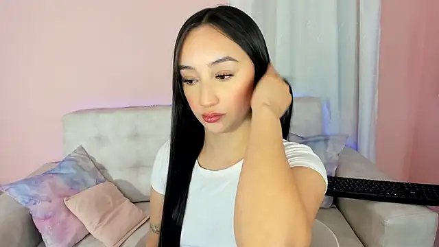 Snapshot of tinysara chatting on 02.07.25 tinysara online show from 02.07.25