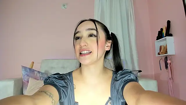 Snapshot of tinysara chatting on 02.27.25 tinysara online show from 02.27.25