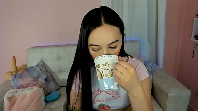 Snapshot of tinysara chatting on 03.01.25 tinysara online show from 03.01.25