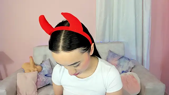 Snapshot of tinysara chatting on 03.21.25 tinysara online show from 03.21.25